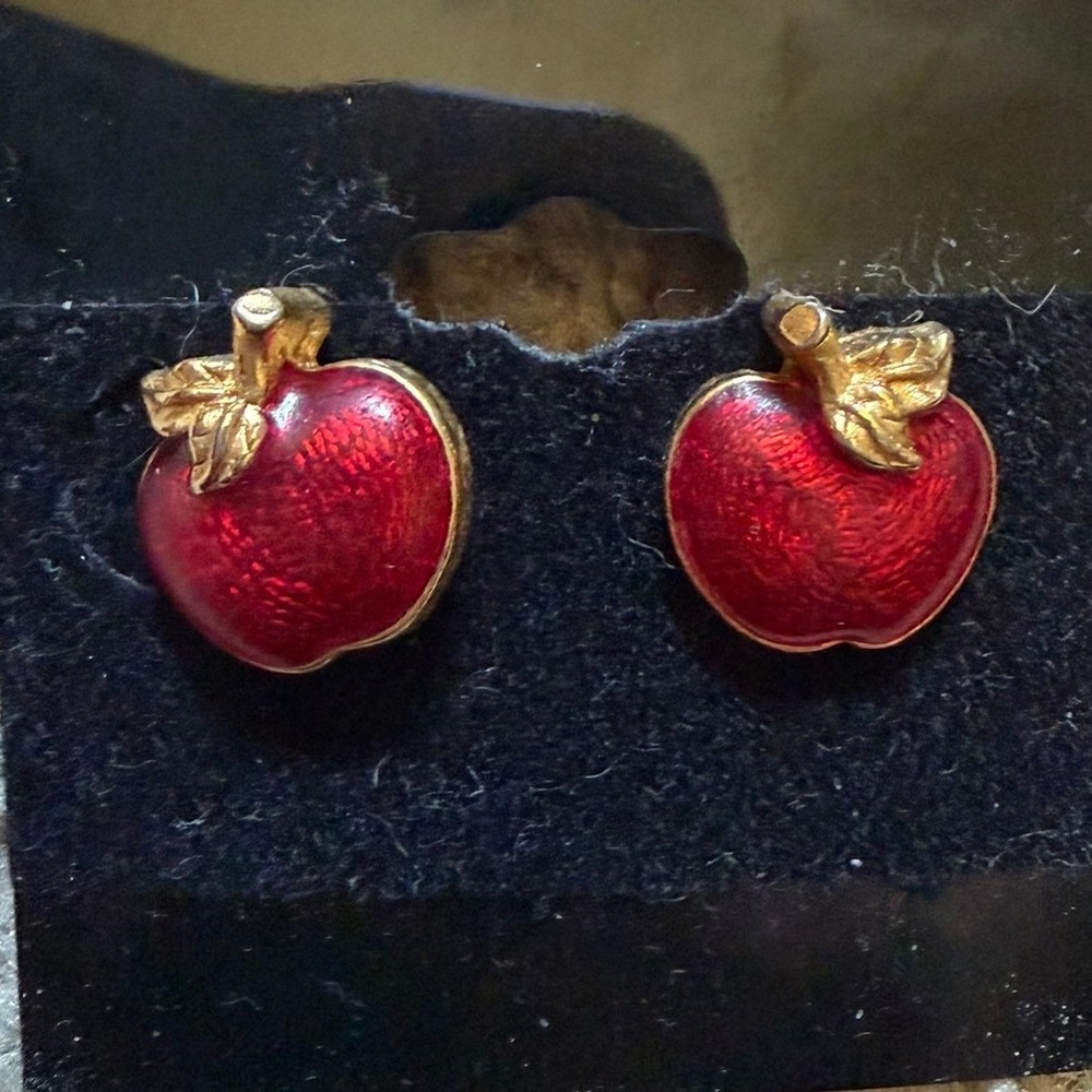 Vintage Avon Apple Stud Earrings Enamel Gold Tone - Picture 1 of 2